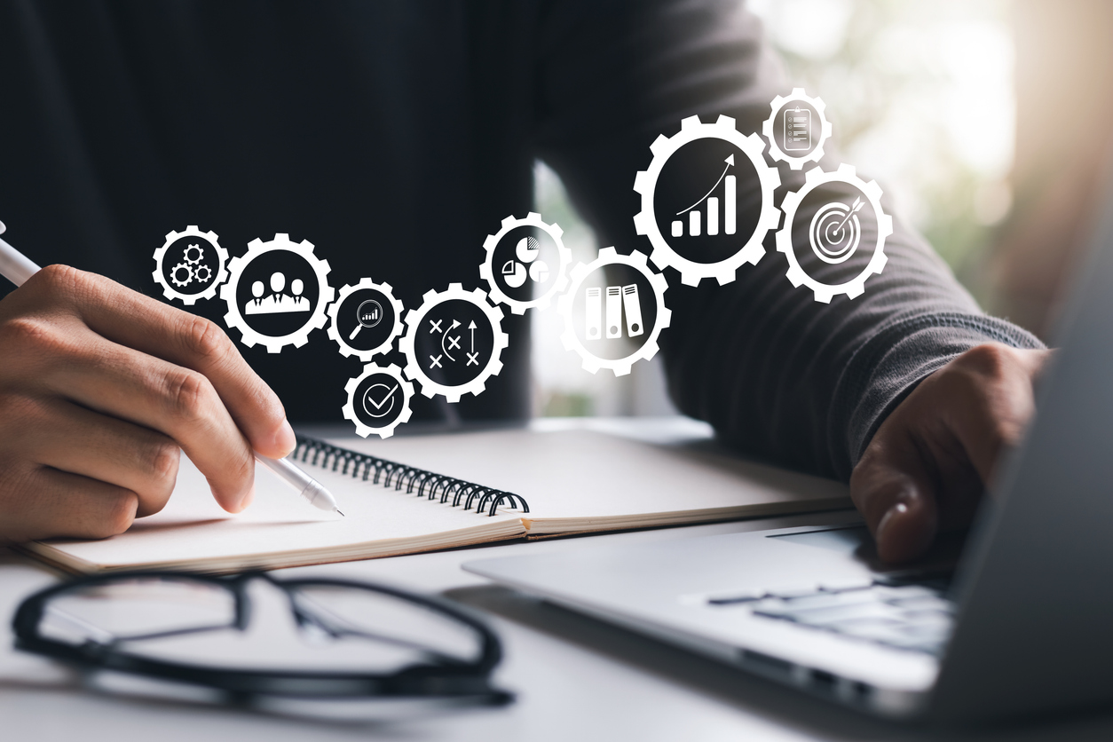 Bazy wiedzy oparte na AI gromadzą, porządkują i udostępniają procesy, procedury oraz dobre praktyki, umożliwiając szybkie wyszukiwanie w wielu repozytoriach i przyspieszając decyzje oraz innowacje w produkcji