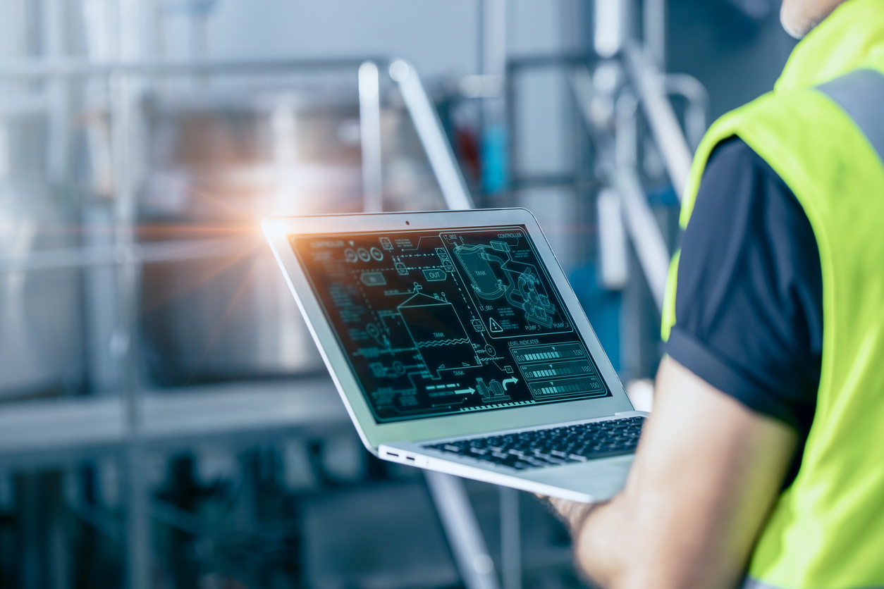 Optymalizacja procesów produkcyjnych oparta na pomiarze KPI, analizie wyników i Cyfrowym Bliźniaku umożliwia wdrażanie skutecznych usprawnień przy pełnym bezpieczeństwie danych i zgodności regulacyjnej